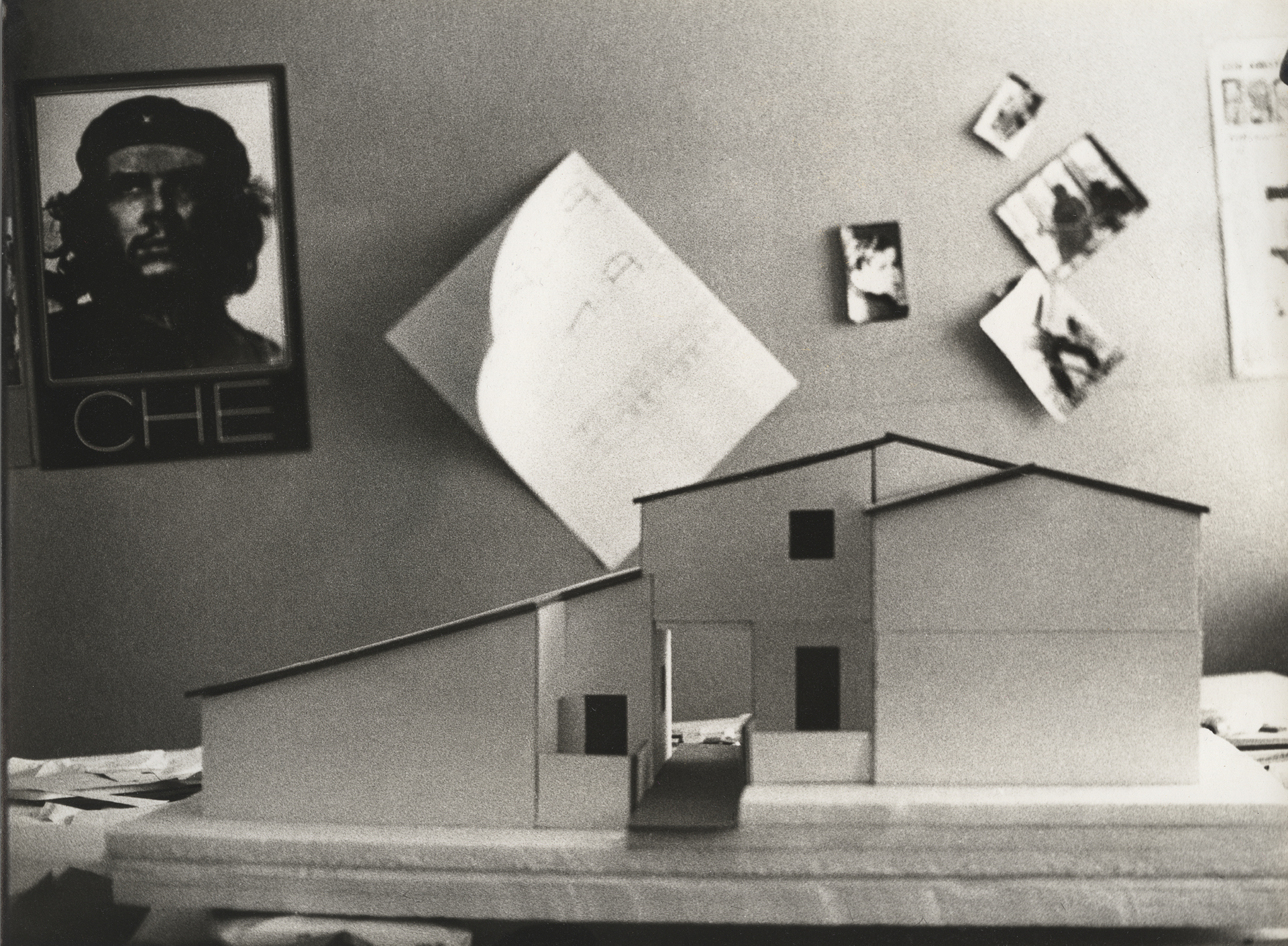 Fotografia da maqueta do Bairro do Leal no gabinete da Brigada orientada pelo Arquitecto Sergio Fernandez